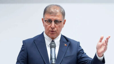 İzmir siyasetinde taşlar yerinden oynadı. İzmir Büyükşehir Belediye Başkanı Cumhuriyet