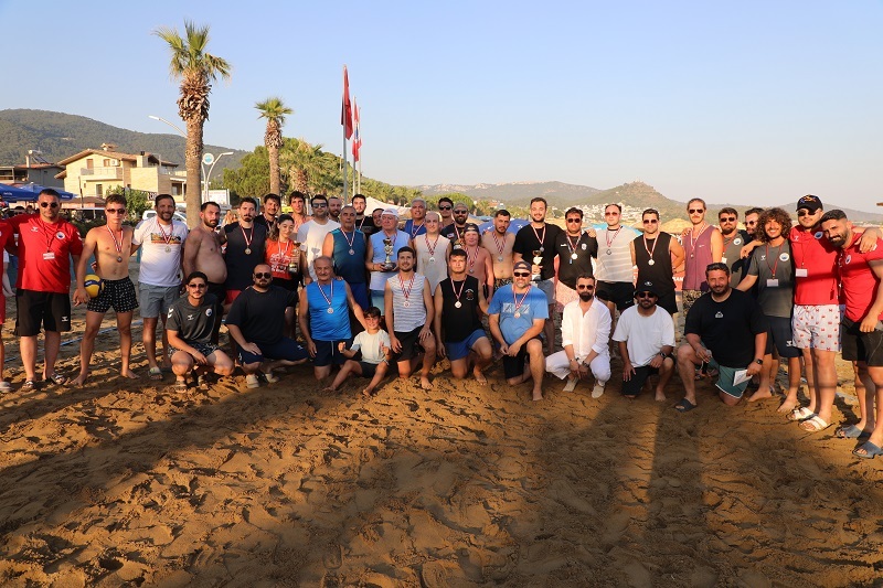 Menderes Belediyesi’nin ilkini düzenlediği Plaj Voleybolu Turnuvası Özdere sahilinde gerçekleştirildi.