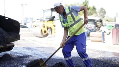 İzmir Büyükşehir Belediyesi kentin ana arterlerinde gerçekleştirdiği yol yenileme çalışmalarına