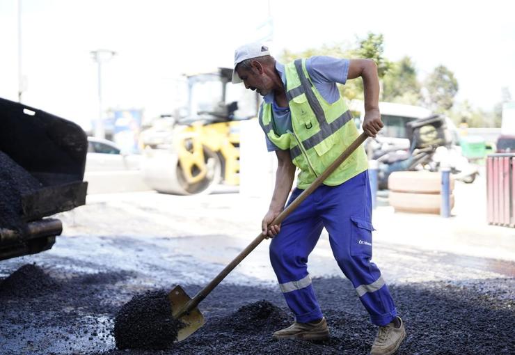 İzmir Büyükşehir Belediyesi kentin ana arterlerinde gerçekleştirdiği yol yenileme çalışmalarına
