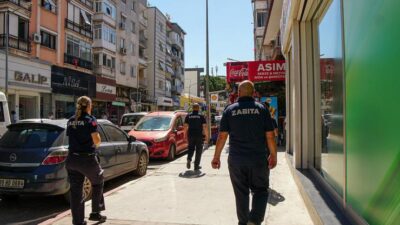 Kemalpaşa Belediyesi Zabıta Müdürlüğü ekipleri, ilçe genelinde kaldırım işgallerinden ruhsat