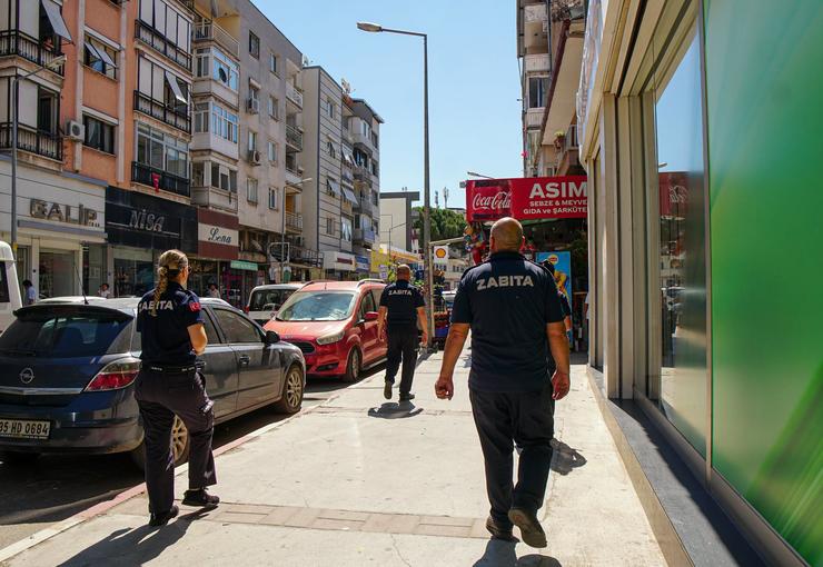 Kemalpaşa Belediyesi Zabıta Müdürlüğü ekipleri, ilçe genelinde kaldırım işgallerinden ruhsat