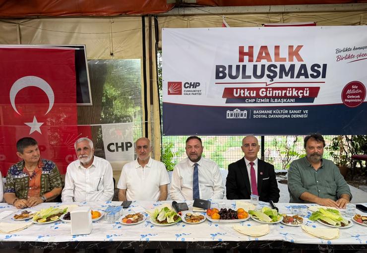 Cumhuriyet Halk Partisi İzmir İl Başkanı Utku Gümrükçü, saha çalışmalarında
