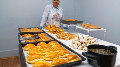 İzmir Büyükşehir Belediyesi Meslek Fabrikası kurslarına katılan 56 yaşındaki Belgin