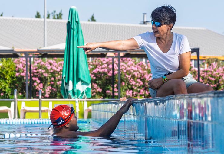 İzmir Büyükşehir Belediyesi’nin 23 yaşındaki otizmli yüzme sporcusu Tuna Tunca