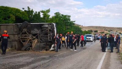 Kırıkkale'de yolcu otobüsünün devrilmesi sonucu 3'ü ağır 41 kişi yaralandı.