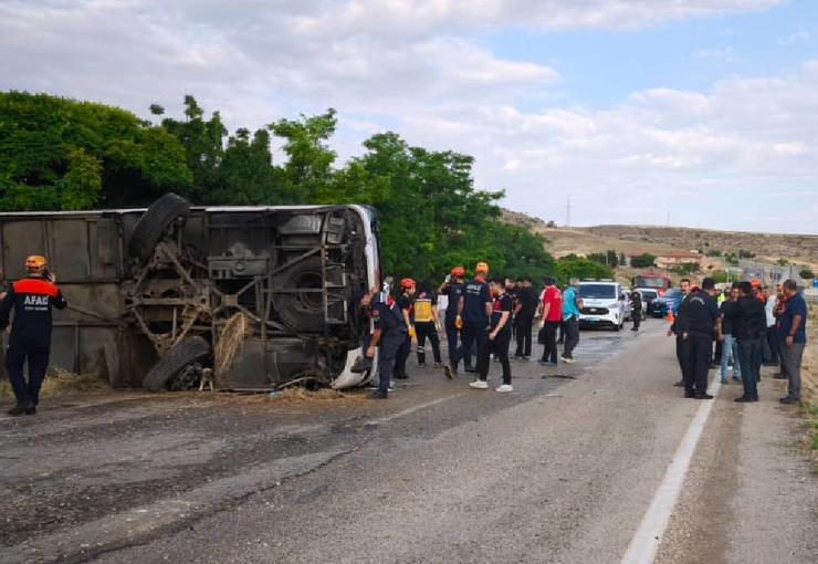 Kırıkkale'de yolcu otobüsünün devrilmesi sonucu 3'ü ağır 41 kişi yaralandı.