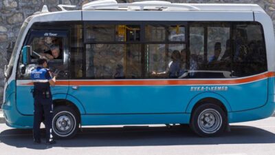 İzmir Büyükşehir Belediyesi Zabıta ekiplerinin ticari araçlara yönelik klima denetimlerinde
