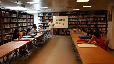 Bornova Belediyesi’nin düzenlediği panelde konuşan uzmanlar, çocuk gelişiminde her isteği