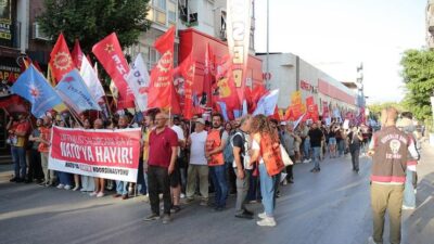 İzmir NATO'ya Hayır Koordinasyonu'nun çağrısıyla Şirinyer İZBAN önünde bir araya