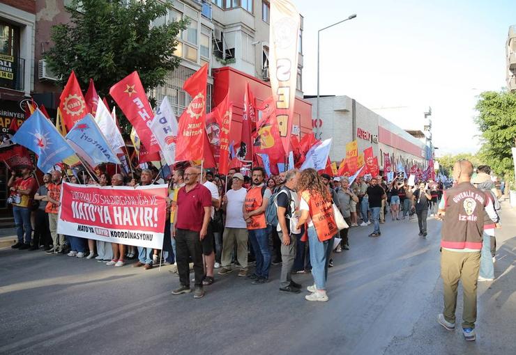 İzmir NATO'ya Hayır Koordinasyonu'nun çağrısıyla Şirinyer İZBAN önünde bir araya