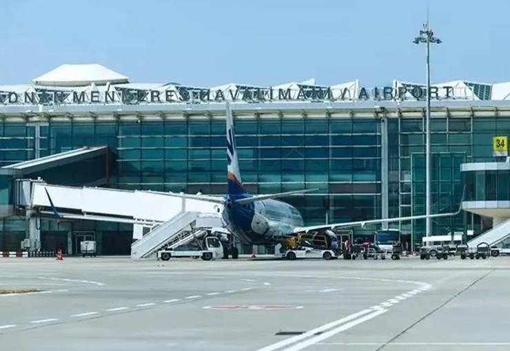 İzmir'de havalimanında elinde iki bıçak bulunan şüphelinin etkisiz hale getirilmesi