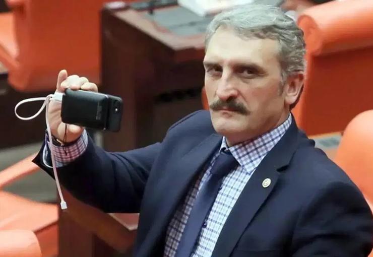 AKP eski İstanbul Milletvekili Ahmet Hamdi Çamlı, televizyon kanallarının ABD