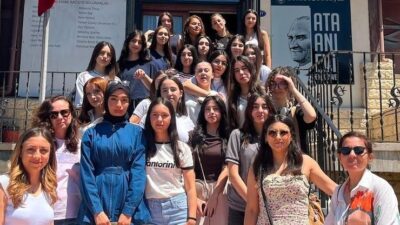 İzmir Büyükşehir Belediyesi’nin “Liseli Gençler Müzede Geziyor” projesi kapsamında 2025-2026
