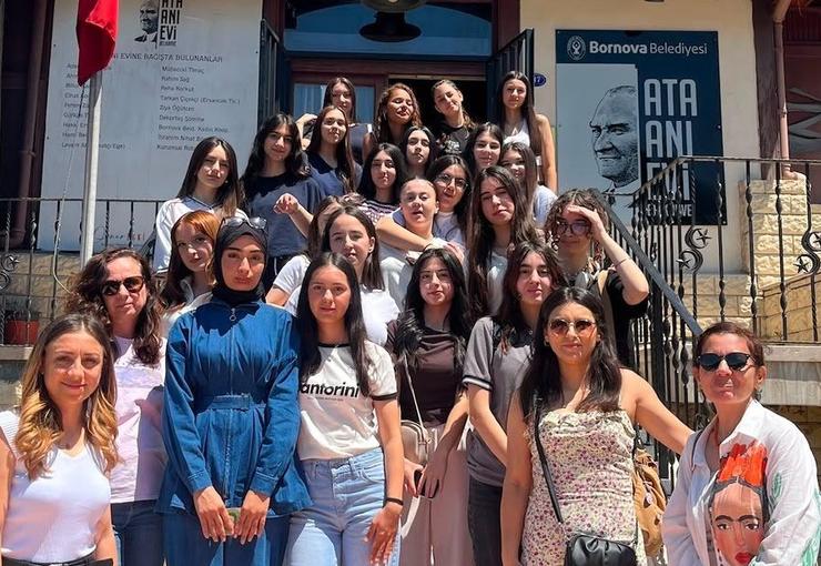 İzmir Büyükşehir Belediyesi’nin “Liseli Gençler Müzede Geziyor” projesi kapsamında 2025-2026