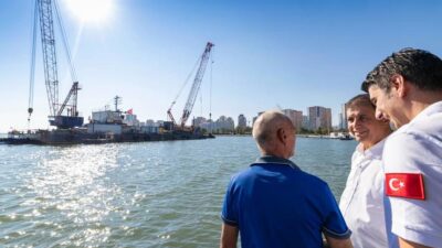 İzmir Büyükşehir Belediyesi'nin İzmir Körfezi'nde yürüttüğü dip tarama çalışmaları deniz