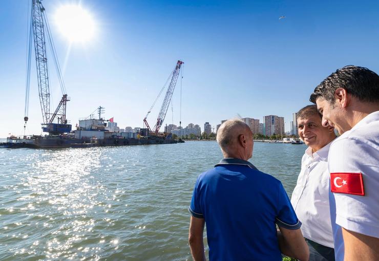 İzmir Büyükşehir Belediyesi'nin İzmir Körfezi'nde yürüttüğü dip tarama çalışmaları deniz