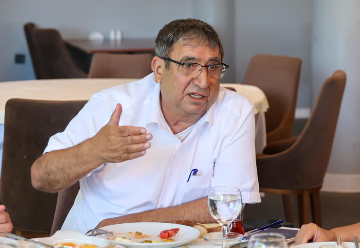 Buca Belediye Başkan Vekili Hüseyin Benzer, ilçenin siyasi dinamiklerini “Buca”