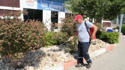Menderes Belediyesi, ilçe genelinde parklara bakım işlemi uyguluyor.