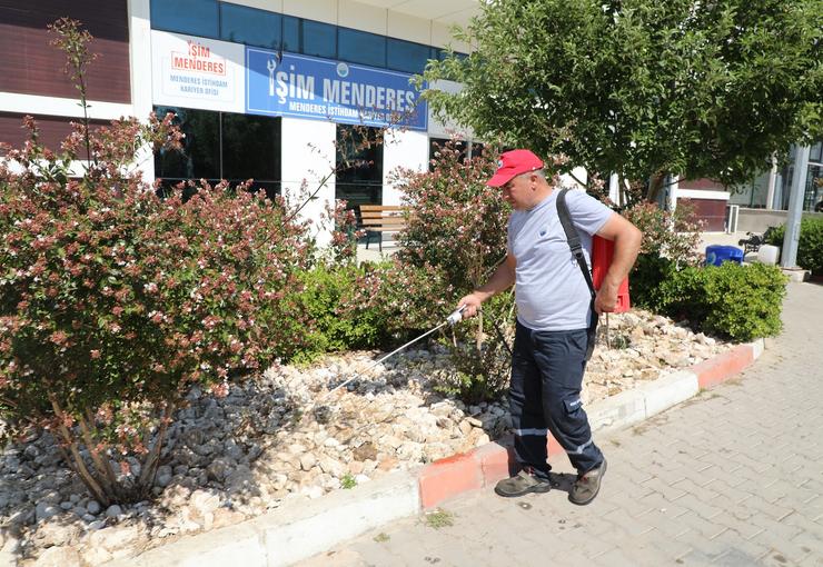 Menderes Belediyesi, ilçe genelinde parklara bakım işlemi uyguluyor.