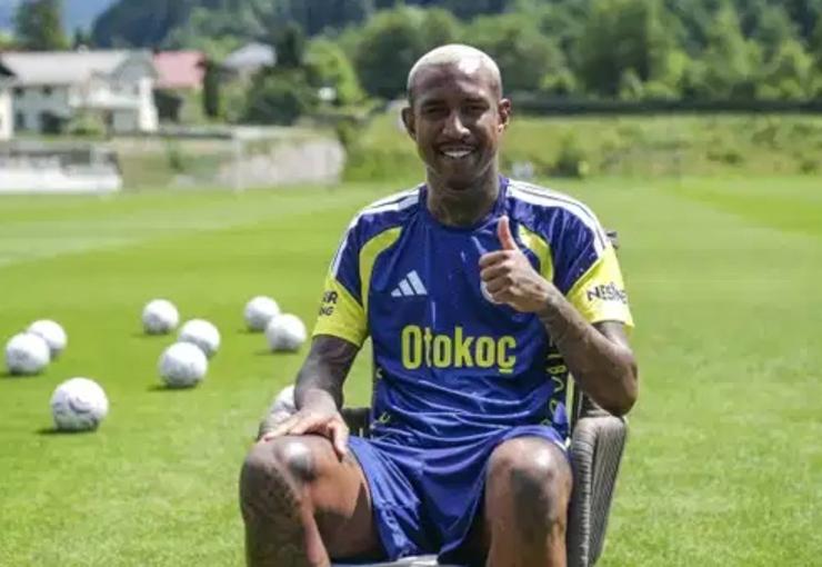 Fenerbahçe'nin Brezilyalı yıldızı Anderson Talisca, Avusturya'daki kampta basın mensuplarına görüşlerini