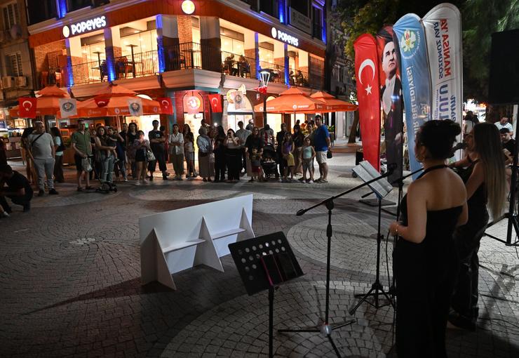 Manisa Büyükşehir Belediyesi tarafından düzenlenen “Akustik Yaz Akşamları” etkinliği kapsamında