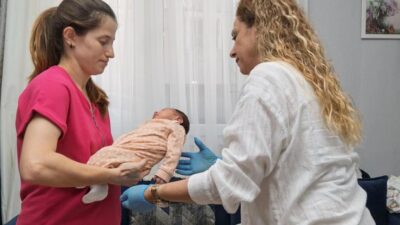 İzmir Büyükşehir Belediyesi, gebelik sürecinden itibaren ailelerin kapısını çalıyor. 