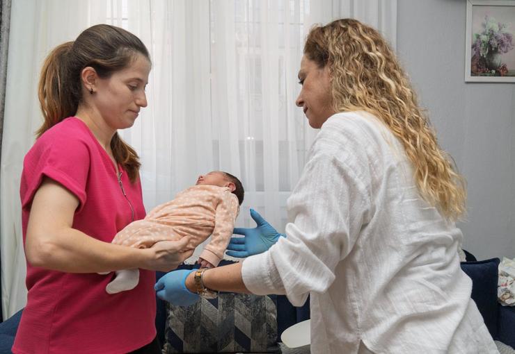 İzmir Büyükşehir Belediyesi, gebelik sürecinden itibaren ailelerin kapısını çalıyor. 