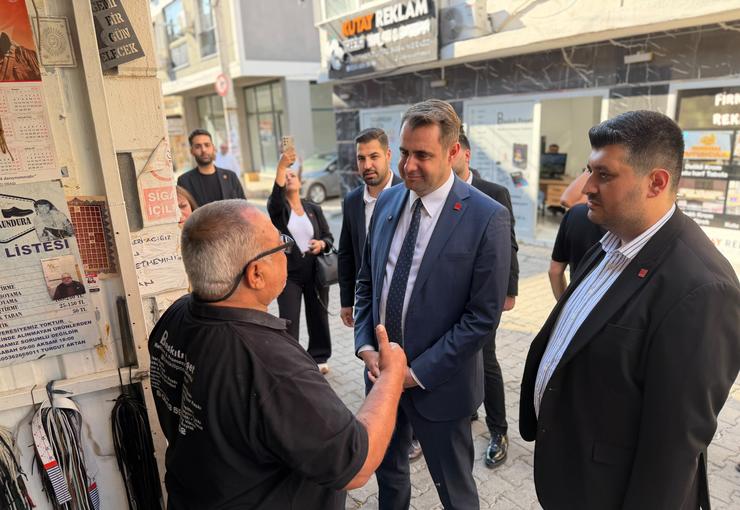 Karabağlar Selvili Mahallesi'nde esnafla buluşan CHP İzmir'in Seçilmiş İl Başkanı