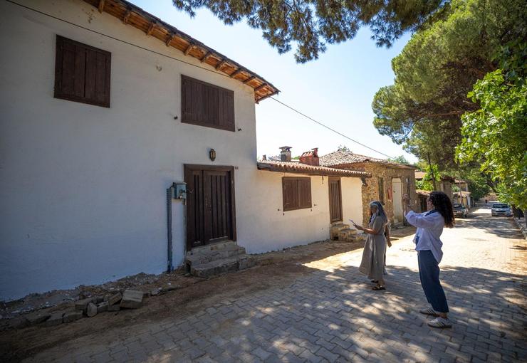 İzmir Büyükşehir Belediyesi KUDEB ekipleri, tarihi mirası korumak amacıyla 29