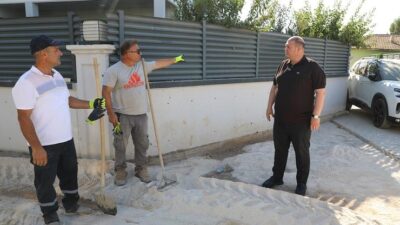 Menderes Belediye Başkanı İlkay Çiçek, sahaya çıkarak yapılan işleri inceledi,