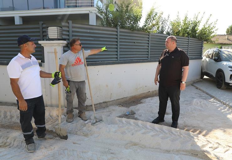 Menderes Belediye Başkanı İlkay Çiçek, sahaya çıkarak yapılan işleri inceledi,