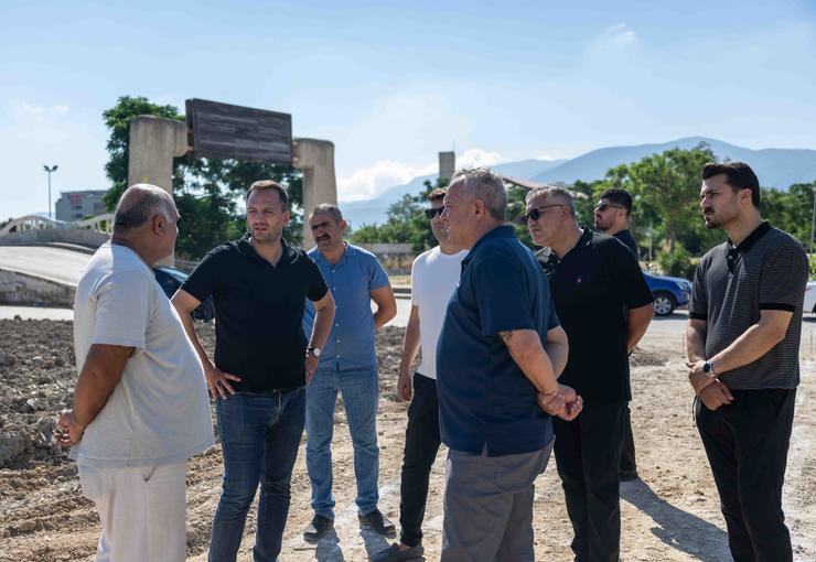 Bornova Belediye Başkanı Ömer Eşki, Yeşilçam Mahallesi'nde yapılacak yatırımları yerinde