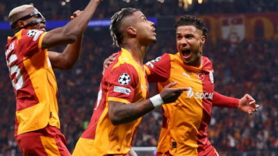 Süper Lig ekiplerinden Galatasaray'ın ile yeni sözleşme görüşmeleri devam eden