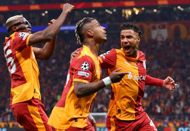 Süper Lig ekiplerinden Galatasaray'ın ile yeni sözleşme görüşmeleri devam eden
