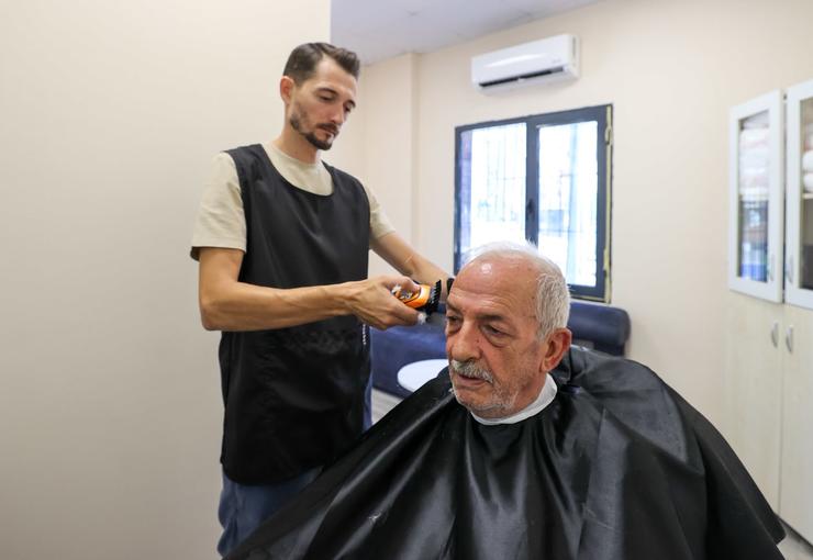 Buca Belediyesi’nin Çınarlar Buluşma Noktaları, ücretsiz kuaför, sağlık ve psikolojik