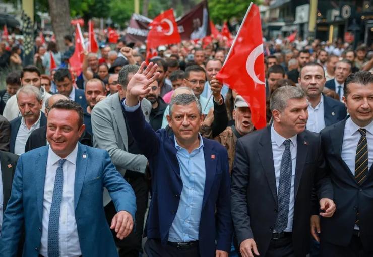CHP’nin seçilmiş lideri Özgür Özel’in yeni bir siyasi parti kurmak