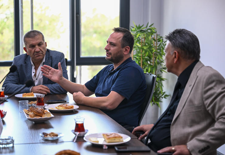 Tekstil Mühendisliği mezunu olan Bornova Belediye Başkanı Ömer Eşki, İzmir