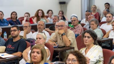 Karşıyaka Belediyesi, düzenlediği kentsel dönüşüm bilgilendirme toplantısında vatandaşları uzmanlarla bir