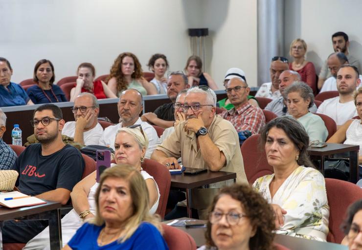 Karşıyaka Belediyesi, düzenlediği kentsel dönüşüm bilgilendirme toplantısında vatandaşları uzmanlarla bir
