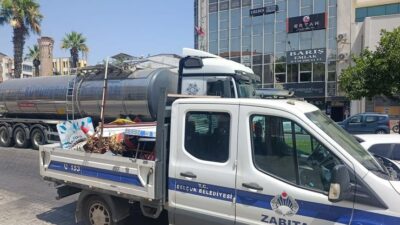 Efes Selçuk Belediyesi Zabıta Müdürlüğü ekipleri, kaldırımlarda vatandaşların geçişini engelleyen
