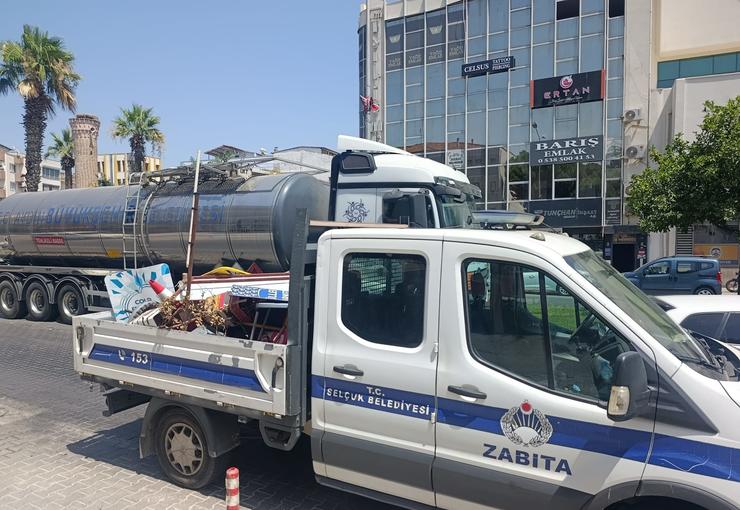 Efes Selçuk Belediyesi Zabıta Müdürlüğü ekipleri, kaldırımlarda vatandaşların geçişini engelleyen