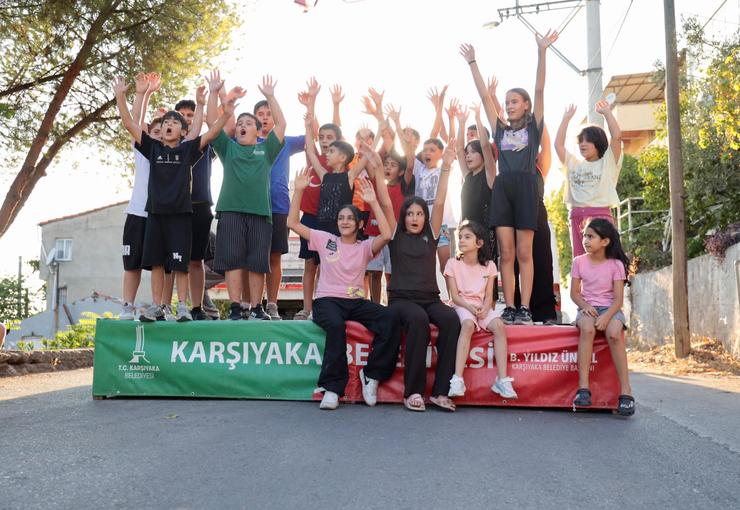 Karşıyaka Belediyesi tarafından düzenlenen ‘Sokak Senin Mahalle Olimpiyatları’nın coşkusu bu