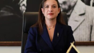 Özgür Özel'in CHP'den ayrılıp 'Yeni Parti'yi ilan etmesinden sonra İzmir'de