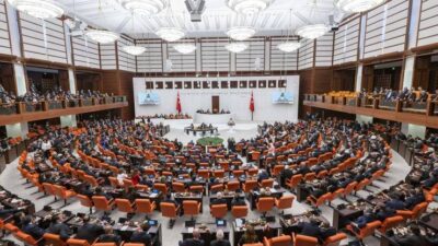 Özgür Özel kurulacak olan Yeni Parti'yi ilan etti. Özgür Özel'in
