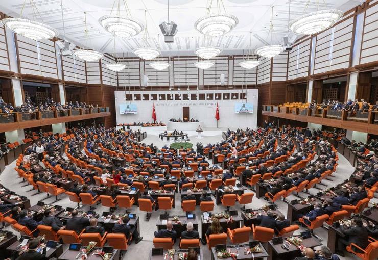 Özgür Özel kurulacak olan Yeni Parti'yi ilan etti. Özgür Özel'in
