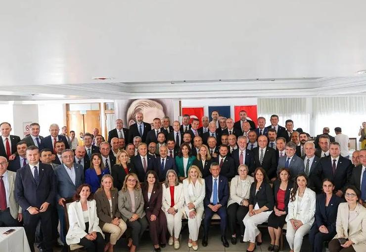 Özgür Özel'in 90 eski CHP'li milletvekili ile kurduğu YENİ Parti'nin
