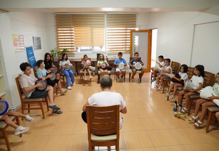 Ayvalık Belediyesi'nin Mahalleevleri bünyesinde başlattığı Ritim Atölyesi, çocuklardan yoğun ilgi