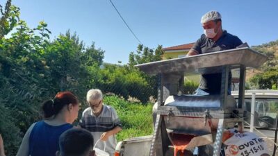 Efes Selçuk Belediyesi, yaz mevsiminin vazgeçilmezi olan salça yapımını bu