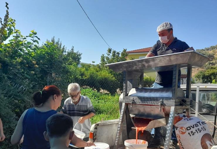 Efes Selçuk Belediyesi, yaz mevsiminin vazgeçilmezi olan salça yapımını bu